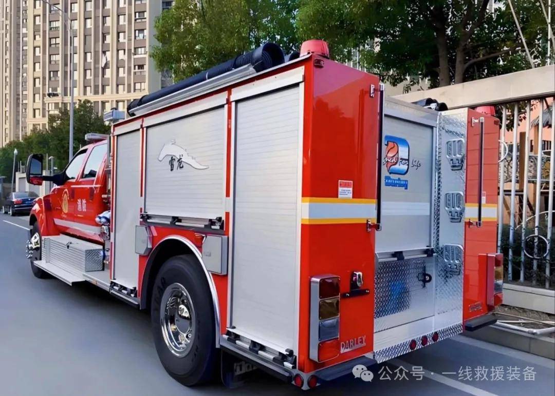 巨无霸福特f650猛禽消防车,坐在2楼开车是一种什么体验?