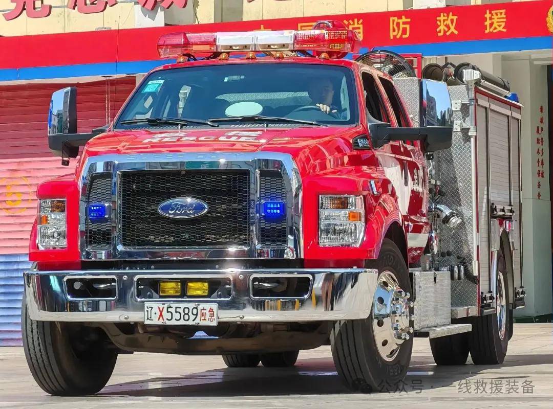 巨无霸福特f650猛禽消防车,坐在2楼开车是一种什么体验?