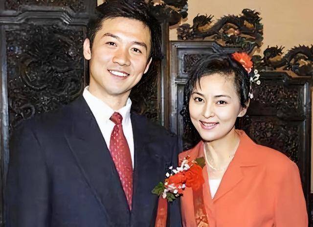 54岁的黄志忠成名后抛弃糟糠之妻,却因柯蓝的一句话至今未婚