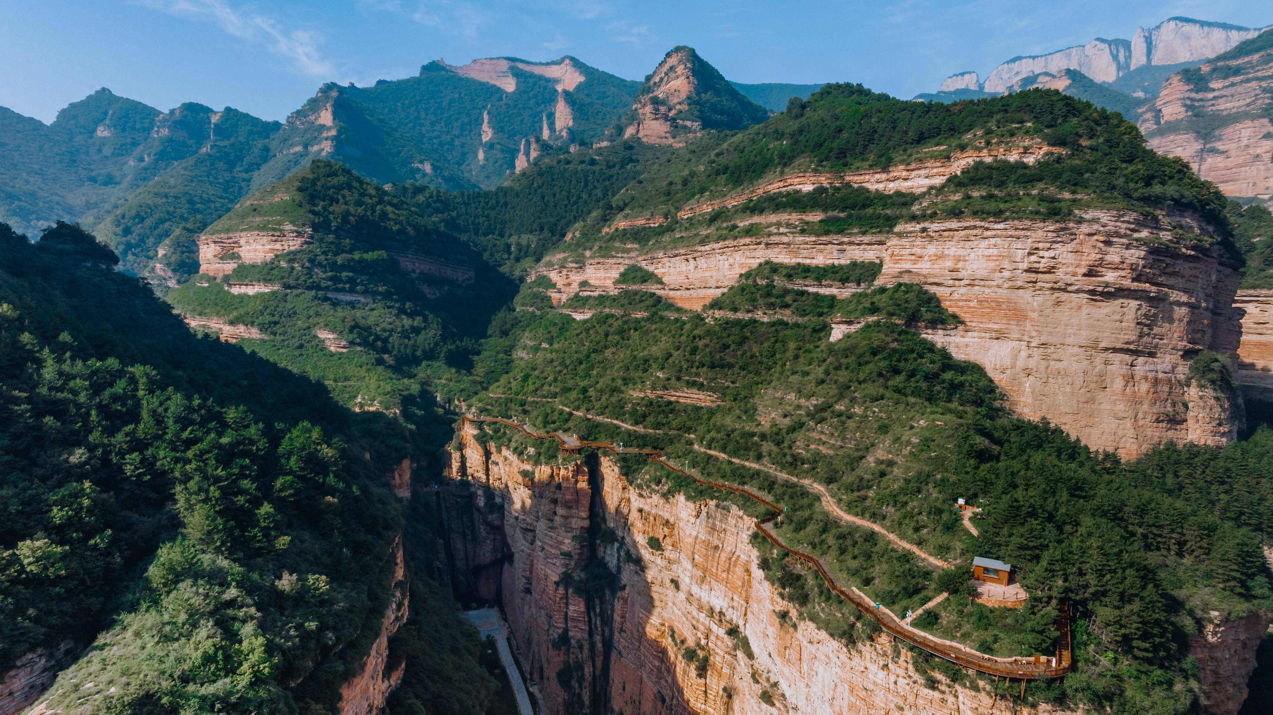 陡崖峭壁图片