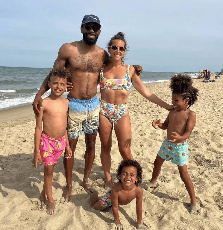 康利一家近照,打了17年赚2.9亿,娶白人美女,生了3个儿子