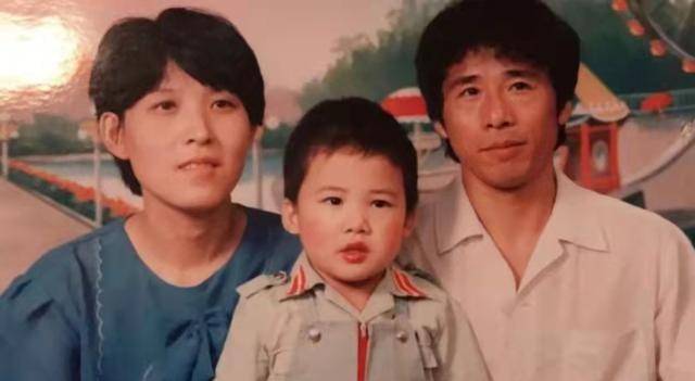 大张伟:出道23年零绯闻,拒黄小蕾求爱,转身牵手胖媳妇隐婚5年