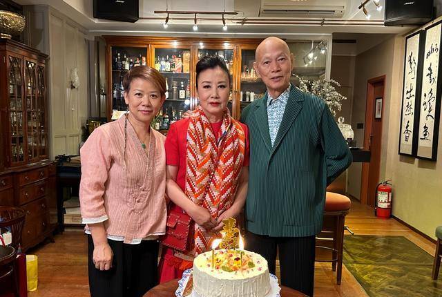 汪明荃晒罗家英78岁大寿,精心打扮好亮眼,夫妻同框红光满面!