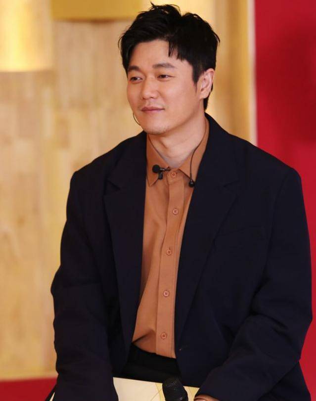 看到赵丽颖身边的肖央后,才明白筷子兄弟为何解散,刘德华说对了