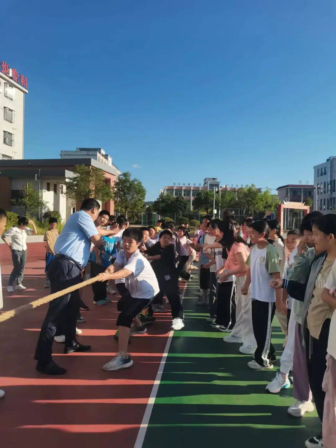 寻乌县第三中学七年级迎75周年国庆拔河比赛