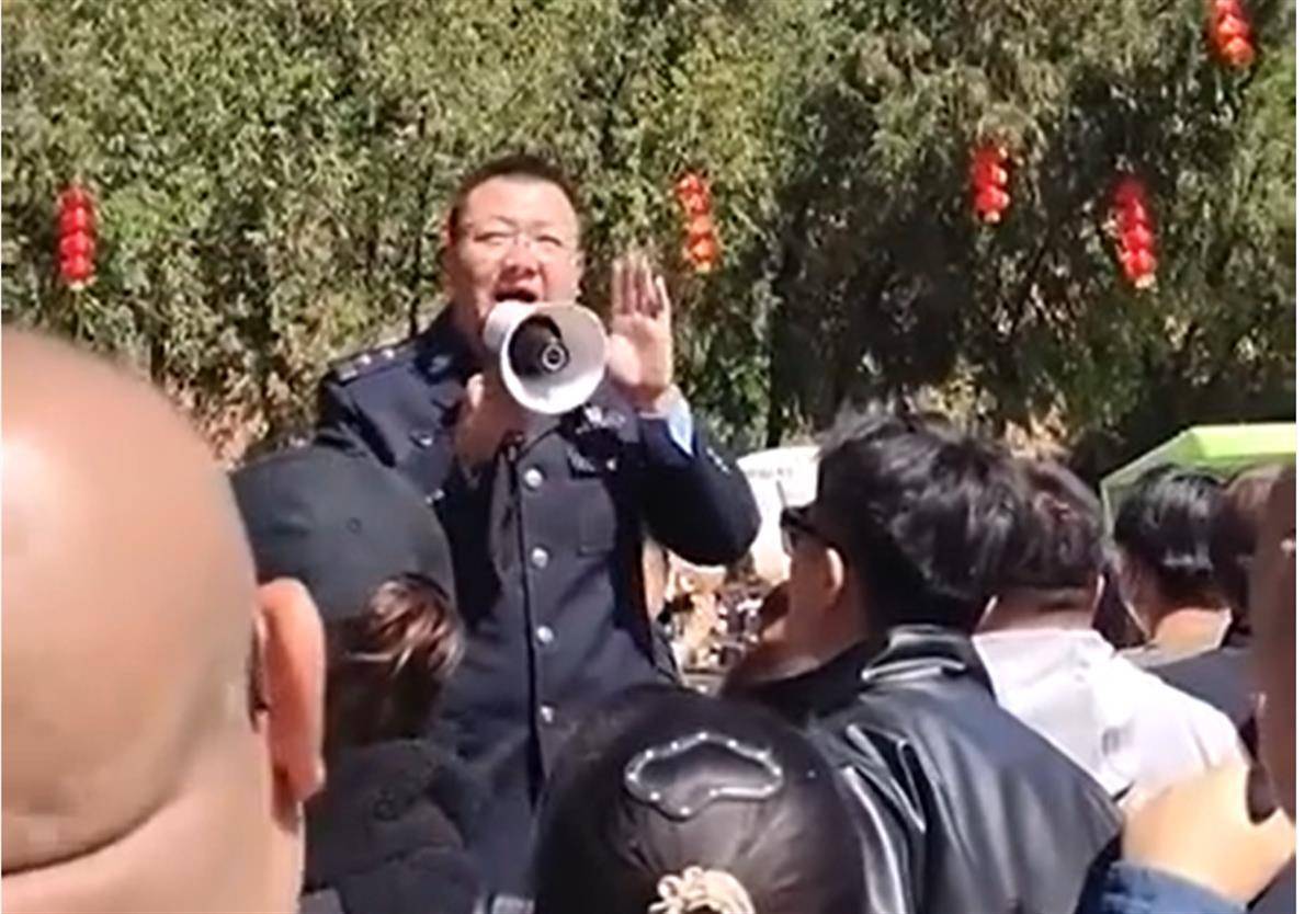 隰县公安局值班副局长现场喊话安全第一(图片来源:视频截图)小西天10