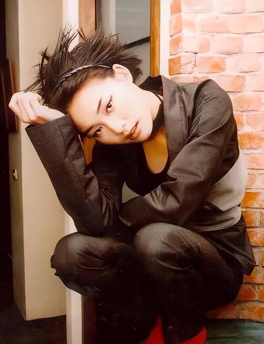 惨遭两男"折磨"成精神病,50岁再出山却遭人嫌_陈佳明_许美静_感情