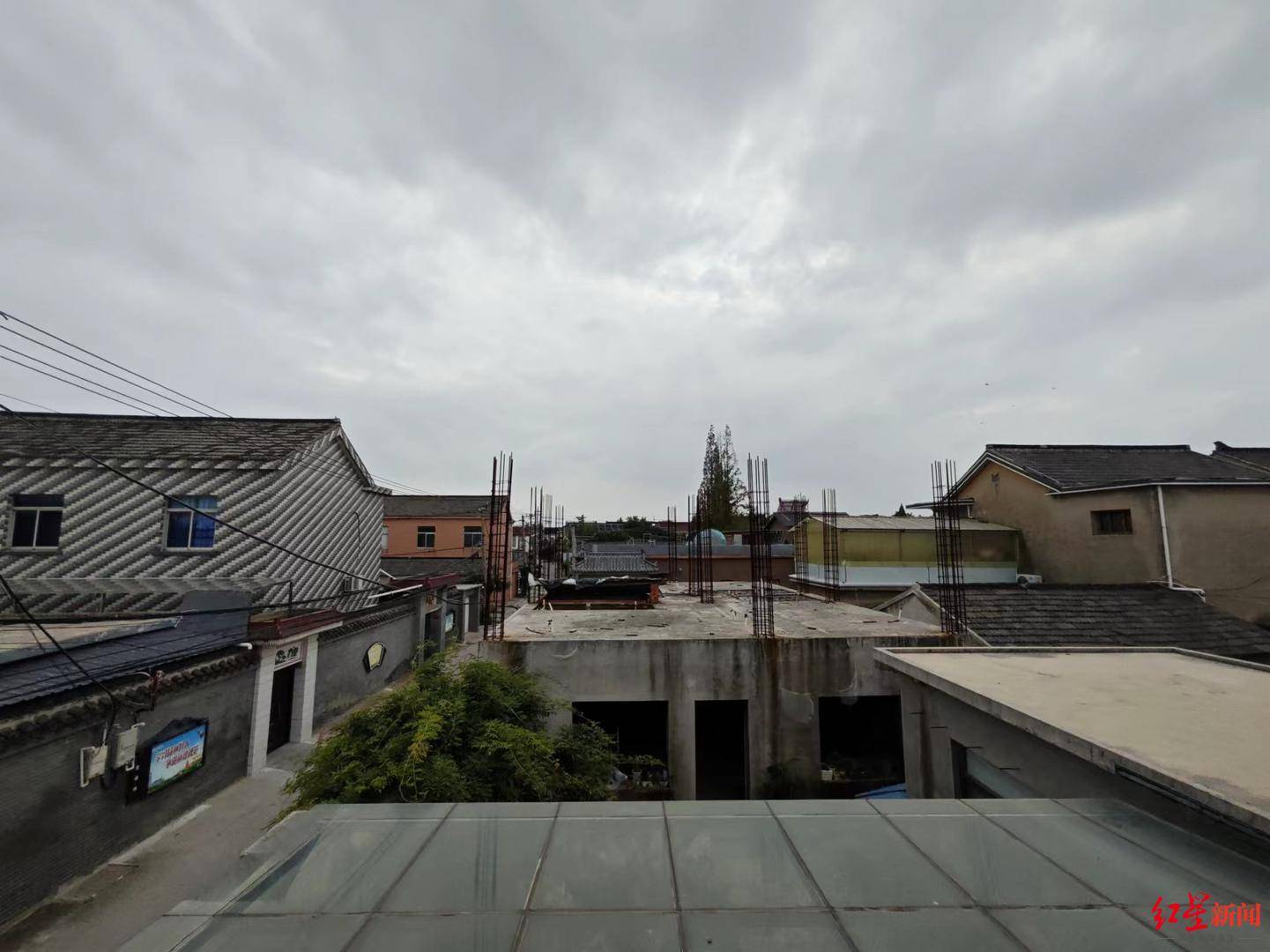 日前,俞先生向红星新闻反映,其出生于江苏省扬州市邗江区瘦西湖街道堡