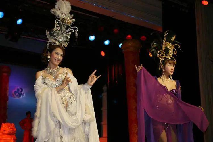 我国首位公开承认的变性人,嫁大32岁2婚富商,现61岁怎么样了?