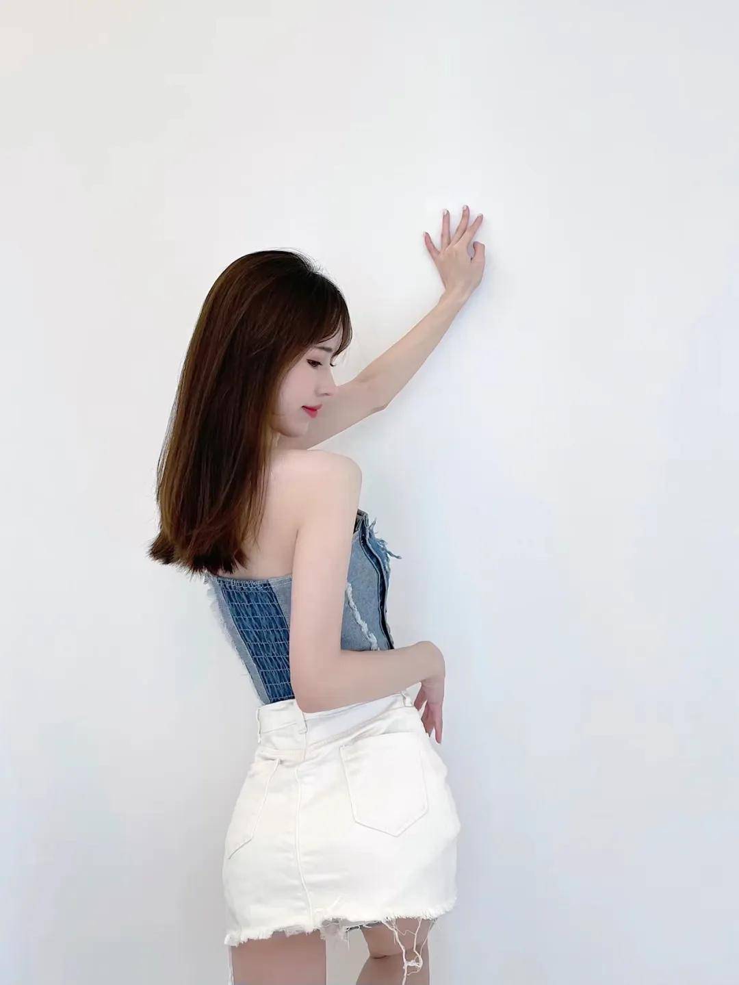 8个白墙拍照姿势,俏皮灵动又性感,轻松打造辣妹风!