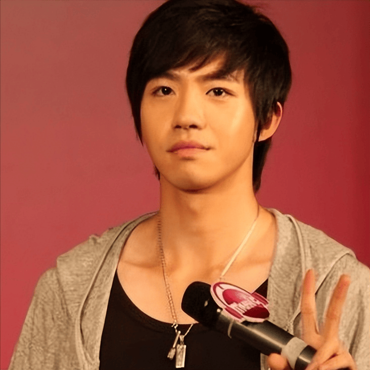 王晓晨晒99朵玫瑰花束,捧爱心蛋糕秀恩爱,疑似男友俞灏明所送