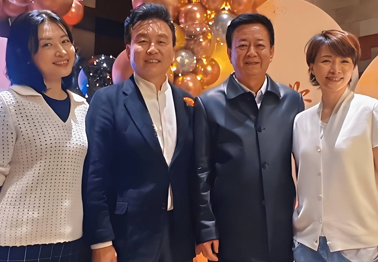 被诬告性骚扰六年后,60岁朱军罕见露面断崖式衰老,弦子变身编剧