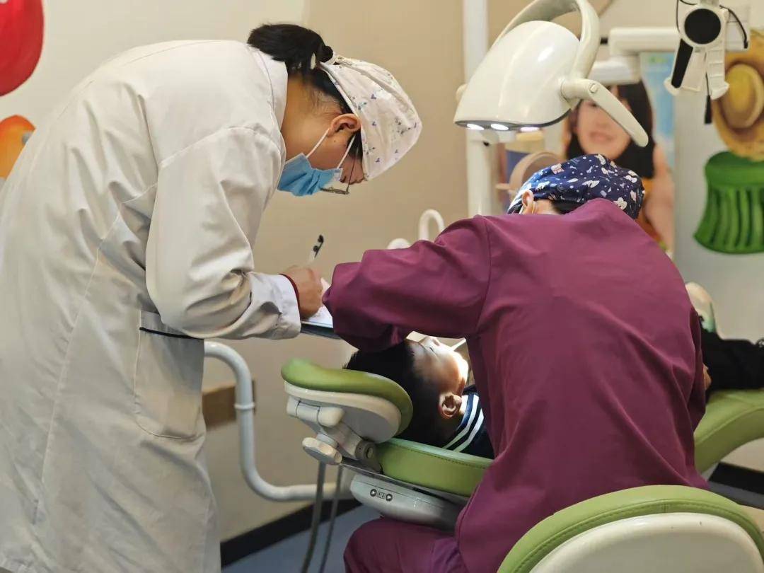 孩子们还体验了当牙医,体验牙医是如何工作的