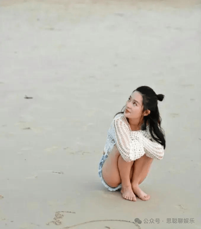 阳光明媚的海滩,海风轻拂,李沁身着简单的t恤短裤,本该是一幅岁月静好