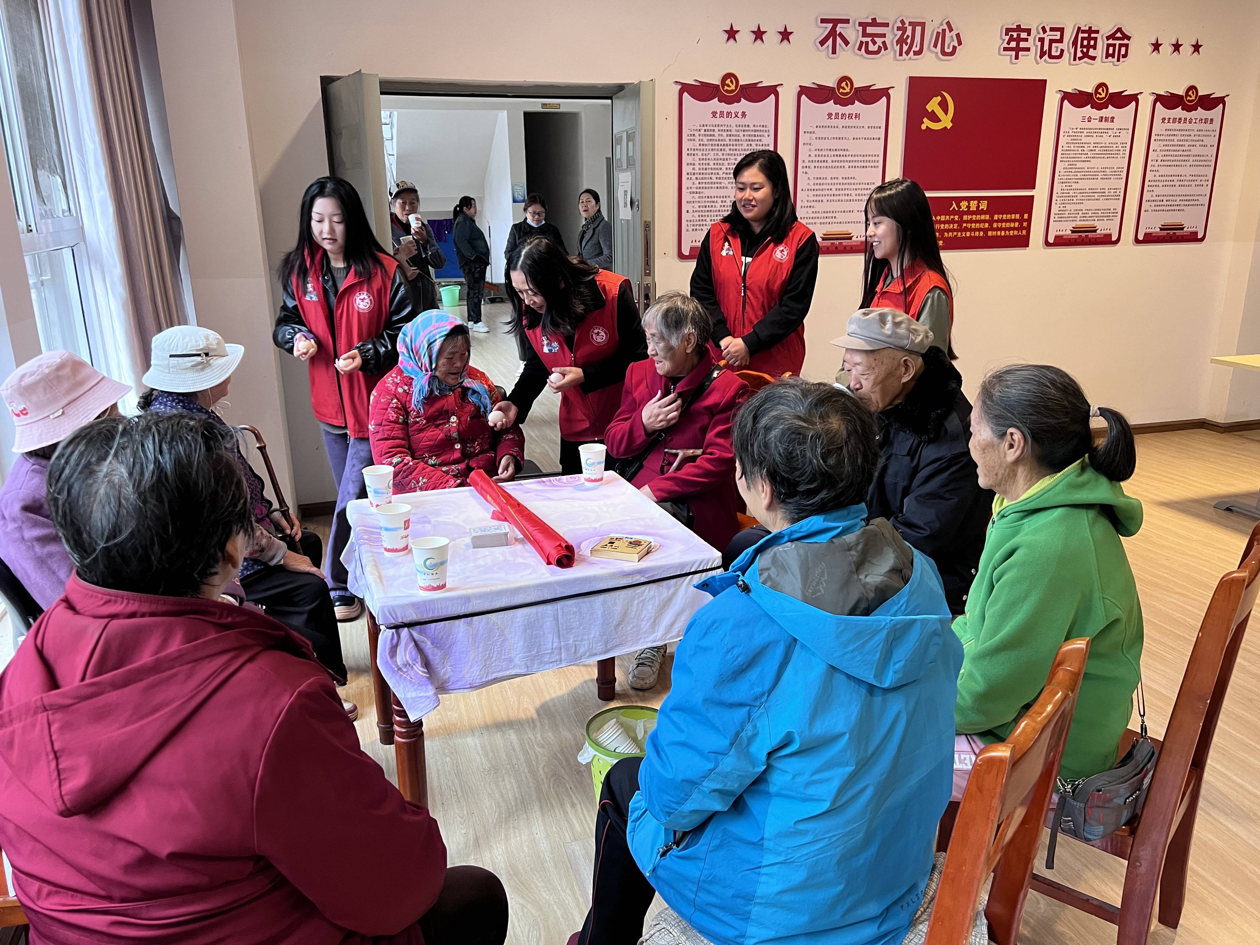 南宁街道向阳社区开展"温情重阳 敬老爱老"健康问诊活动