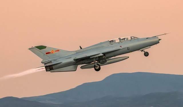 中国人民解放軍　空軍教練機 青空教練｜從美日舊機到「雙鷹」爭鋒解放軍教練機歷程坎坷