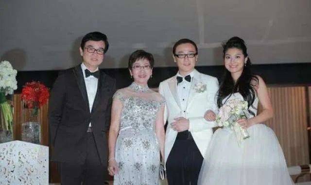 78岁黄百鸣做瑜伽,高难度动作展现好腰力,网友担心他的骨头