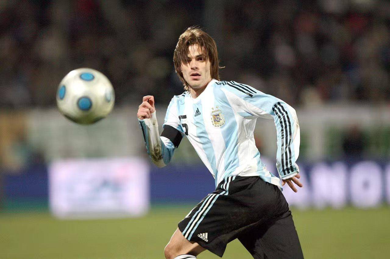 记者:新帅加戈希望帕雷德斯6月回归博卡青年参加世俱杯