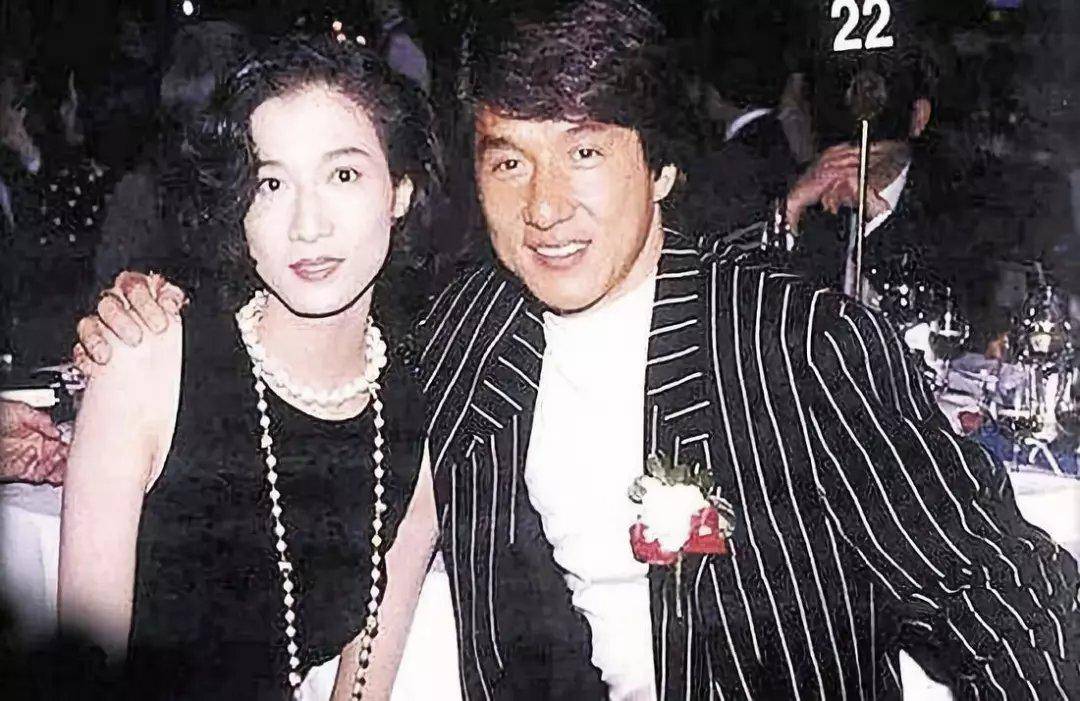 被同性妻子"掌控"的小龙女吴卓林,已经步入另一条大道_吴绮莉_成龙