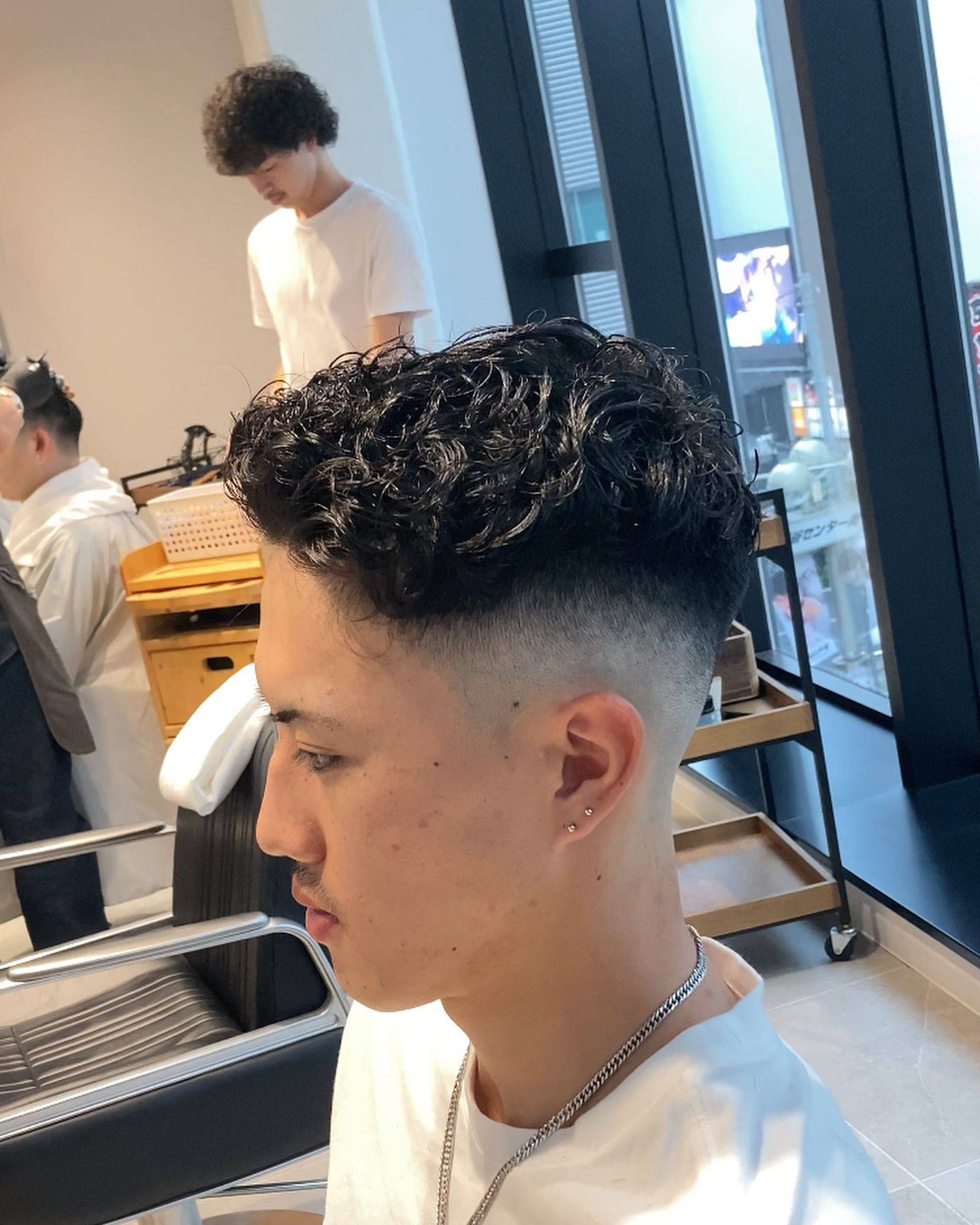 两侧铲短不连接男发时尚帅气尽显年轻男士魅力