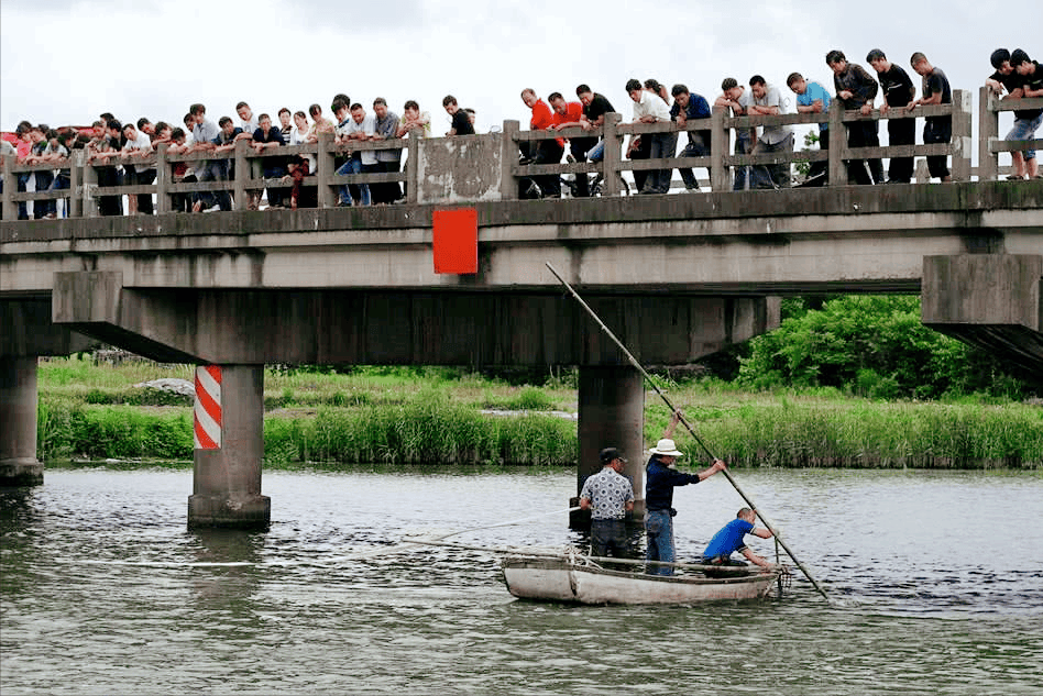 长江捞尸人:尸臭洗不掉,找不到接班人,骗女儿自己是"船长"!