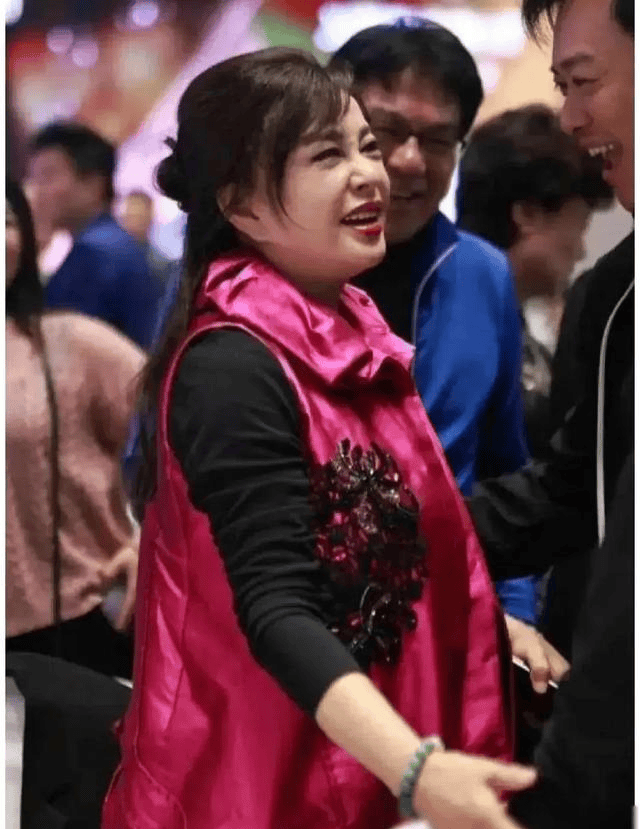 71岁刘晓庆吓坏了好多人, 针打多了真的会起反作用! 自然老挺好