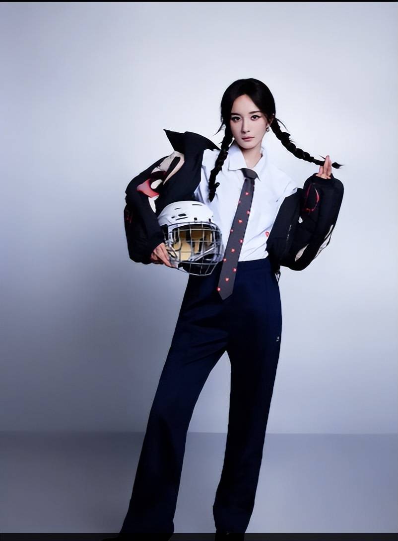 杨幂橄榄服大片,扎双麻花辫,变身温婉少女!_魏大勋_秦岚_感情