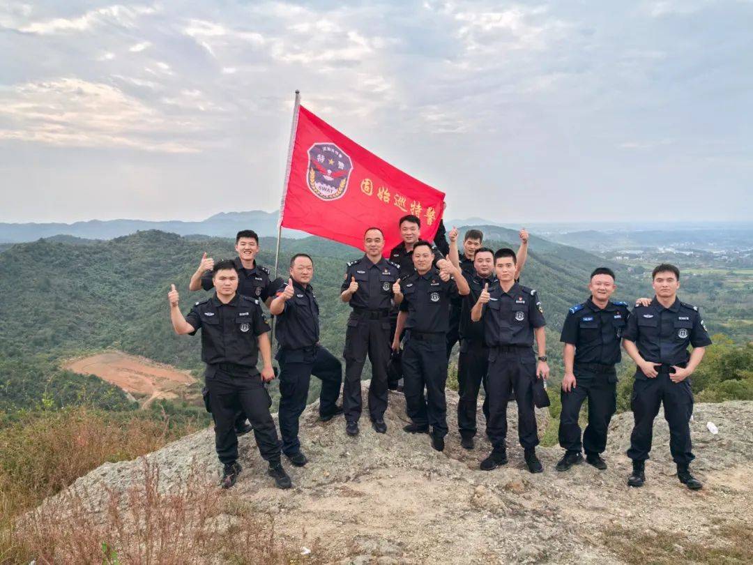 金秋时节 固始县公安局巡特警大队开展野外登山拉练活动