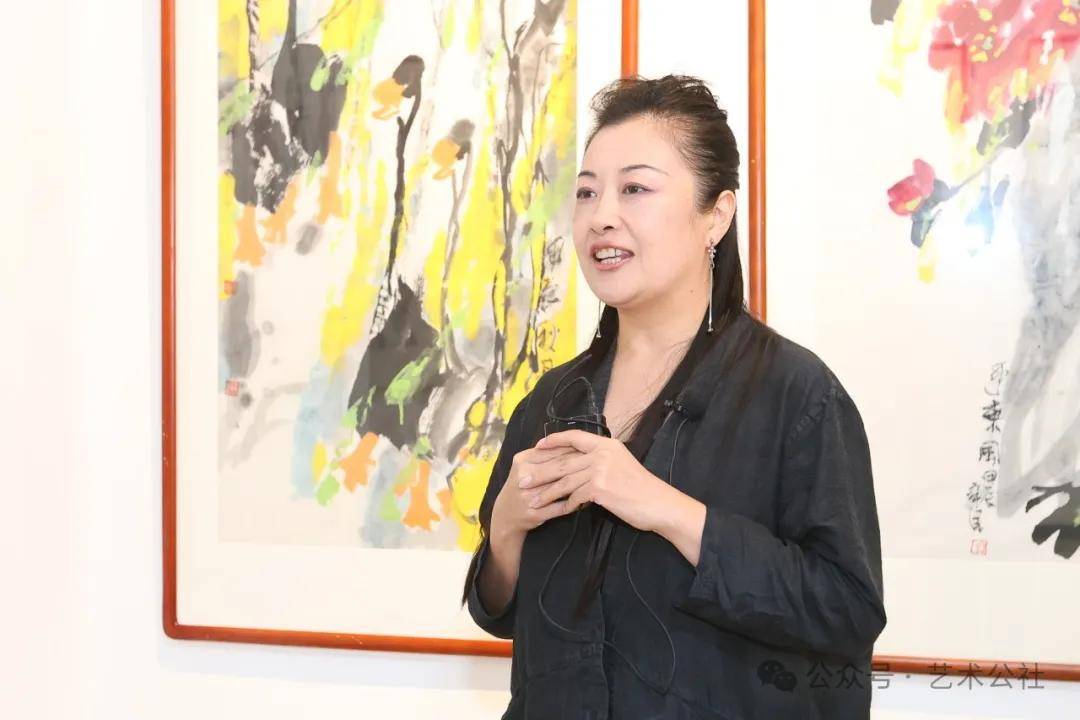 著名画家牛玲玲女士接受媒体采访齐辛民访问学者工作室班主任齐文浩