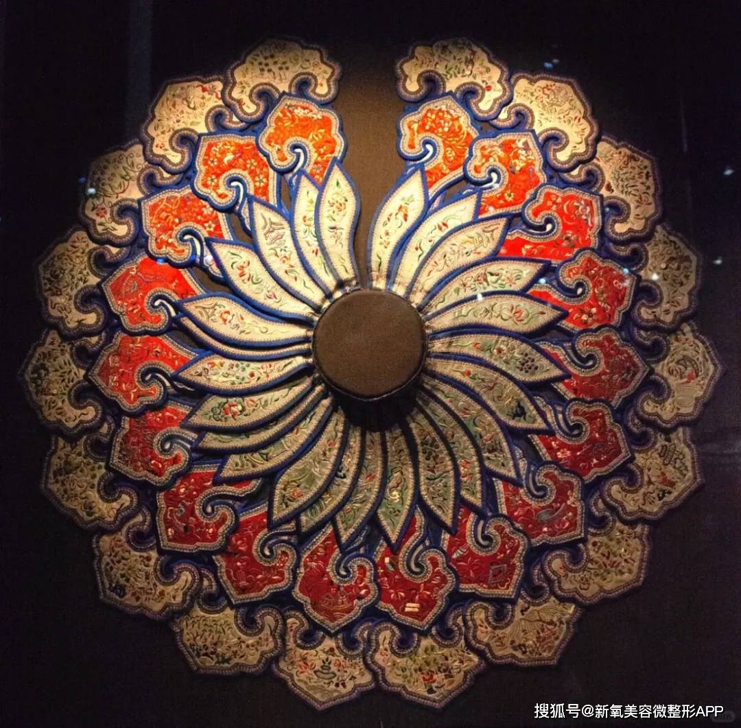 De - 红宝石水晶的功效：既然都是大地所产的矿石，红宝石自然也有属于它的特性，如之前所说，红宝石的最佳特性就是激情！ 所以水晶爱好者相信，红宝石有补充能量的作用，而这种能量，可以帮助人们提高做事的积极性，并祛除怯懦。  | Facebook, image size:1080x1061