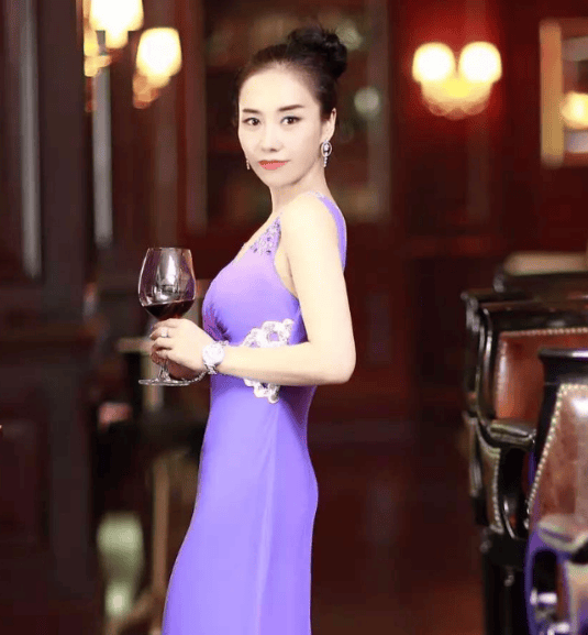 李亚倩的成长经历充满了独立和坚韧.