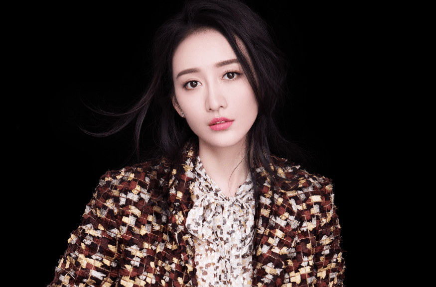 面对她这般轻浮的动作,初来乍到的魏大勋也不敢当众拒绝,只能一脸尴尬