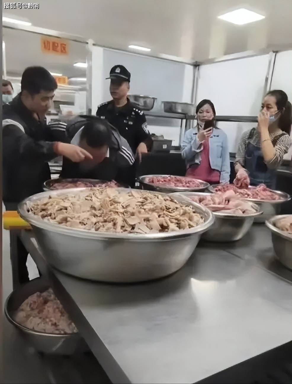 云南昆明长丰学校给学生吃臭肉,等于是在给学生投毒