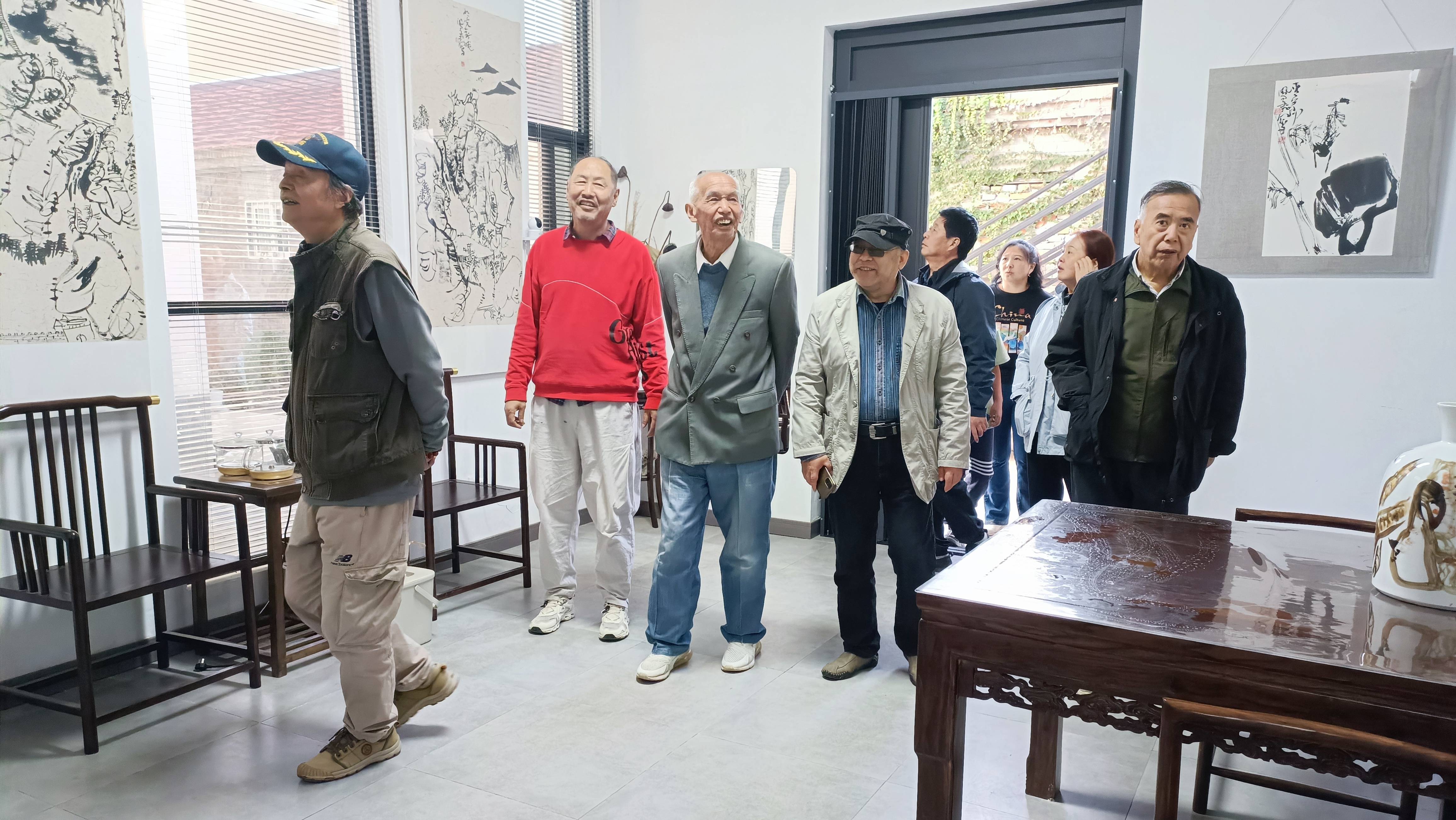 著名画家张雪丹魏俊贤等一行参观凤年美术馆