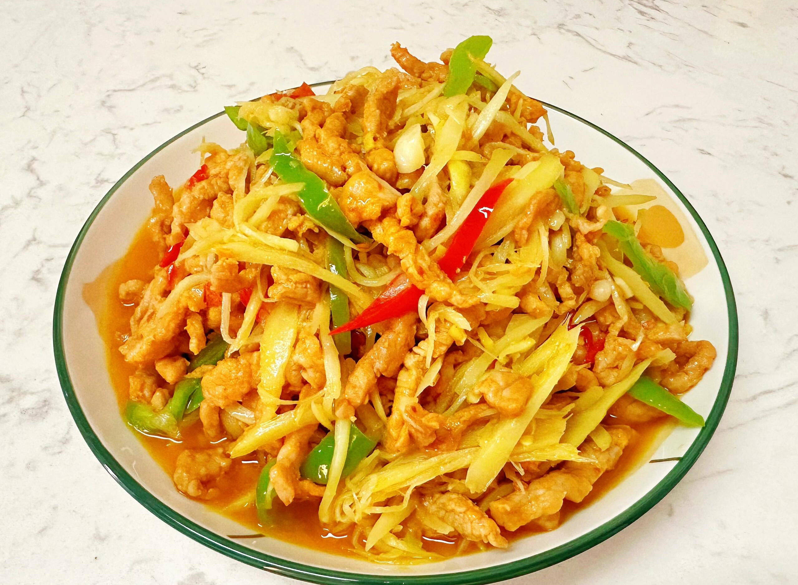 把所有食材切丝,姜蒜切末,准备工作要做好,才能炒出好味道.2