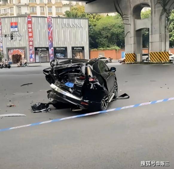 成都市区惊现"纸糊车",车身瞬间被撕裂,犹如纸片般脆弱不堪_搜狐汽车