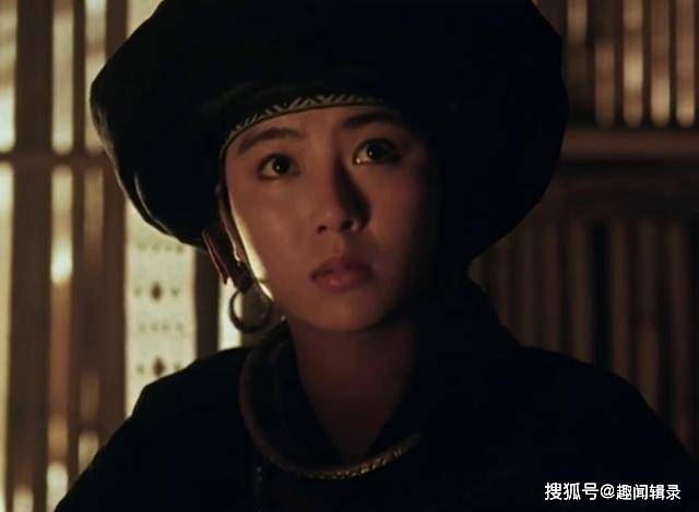 1990年,袁洁莹参演了《笑傲江湖》中的蓝凤凰一角,同年又在周星驰的