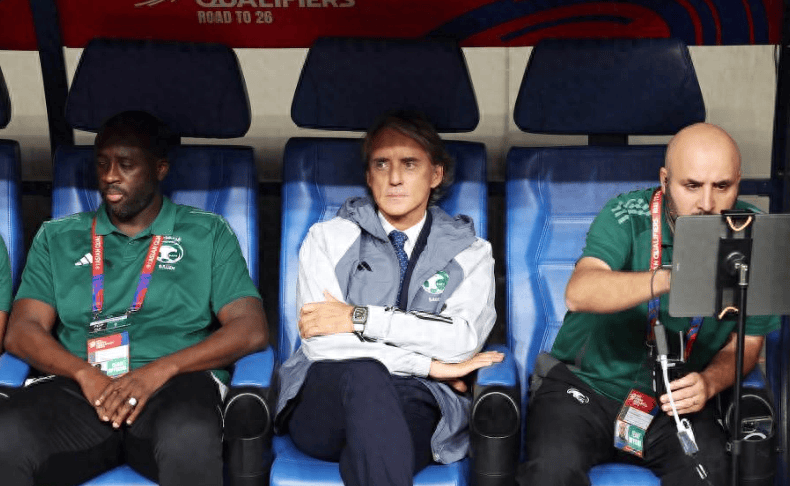 曼奇尼下课!沙特1年花4个亿,结果4战只有1胜,还不如伊万呢!