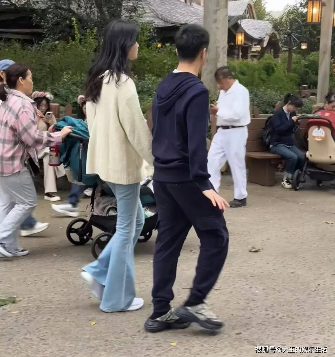 奚梦瑶何猷君现身上海迪士尼手牵手感情超好奚梦瑶颜值高抢镜