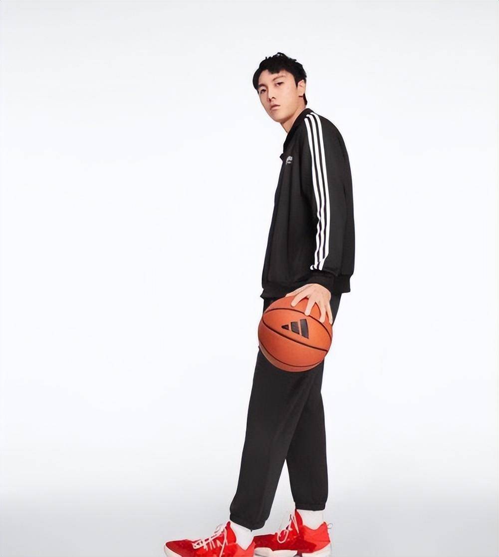 前广东外援马尚-布鲁克斯转发胡明轩海报:见证一个又一个传奇