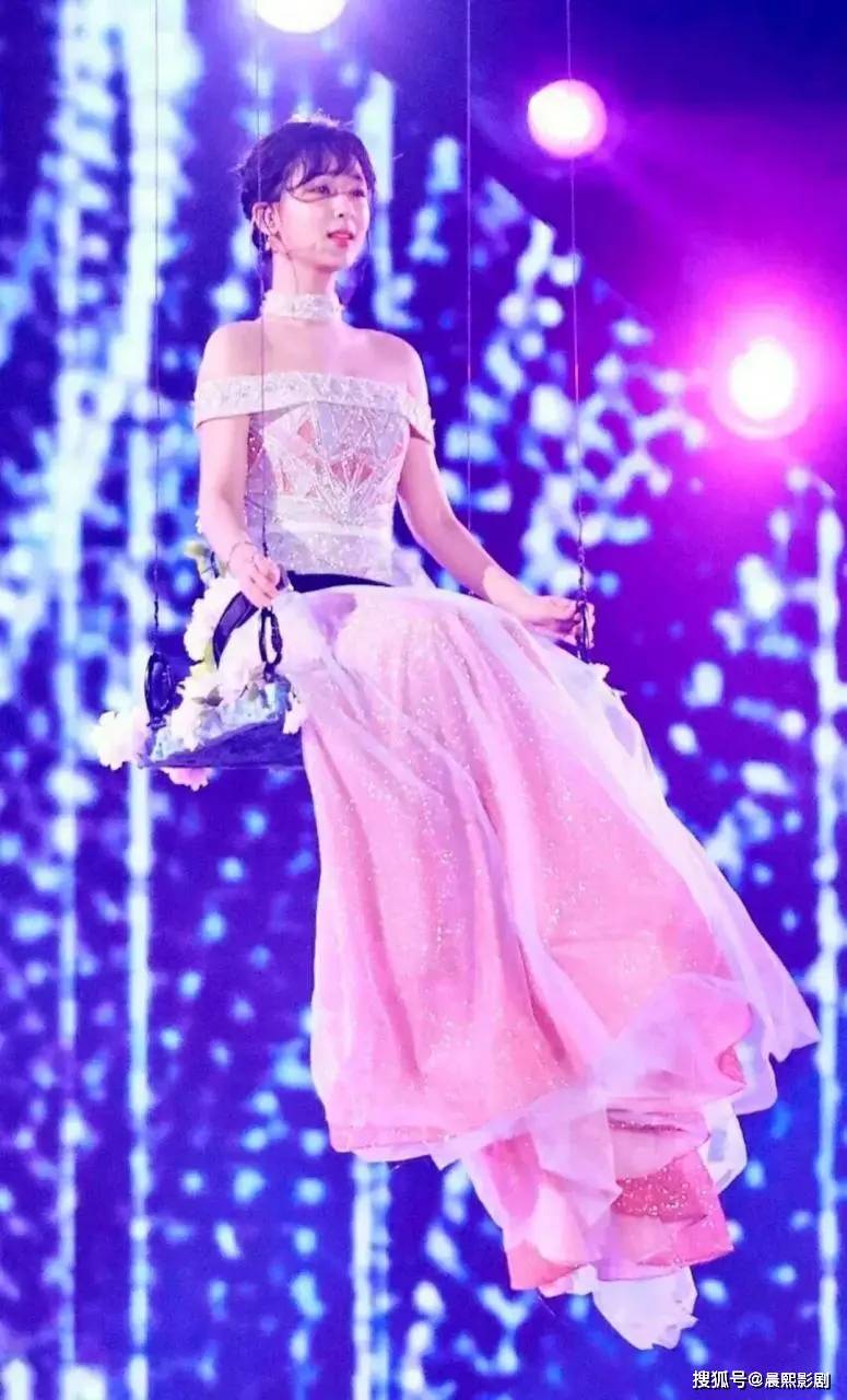杨紫一袭粉色抹胸裙温柔治愈 身姿婀娜妙曼美如画