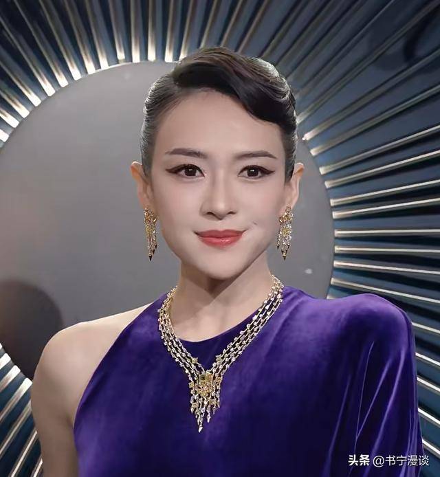 章子怡出席tiffany晚宴,46岁美貌回春肩臀比绝佳,但人却卑微了