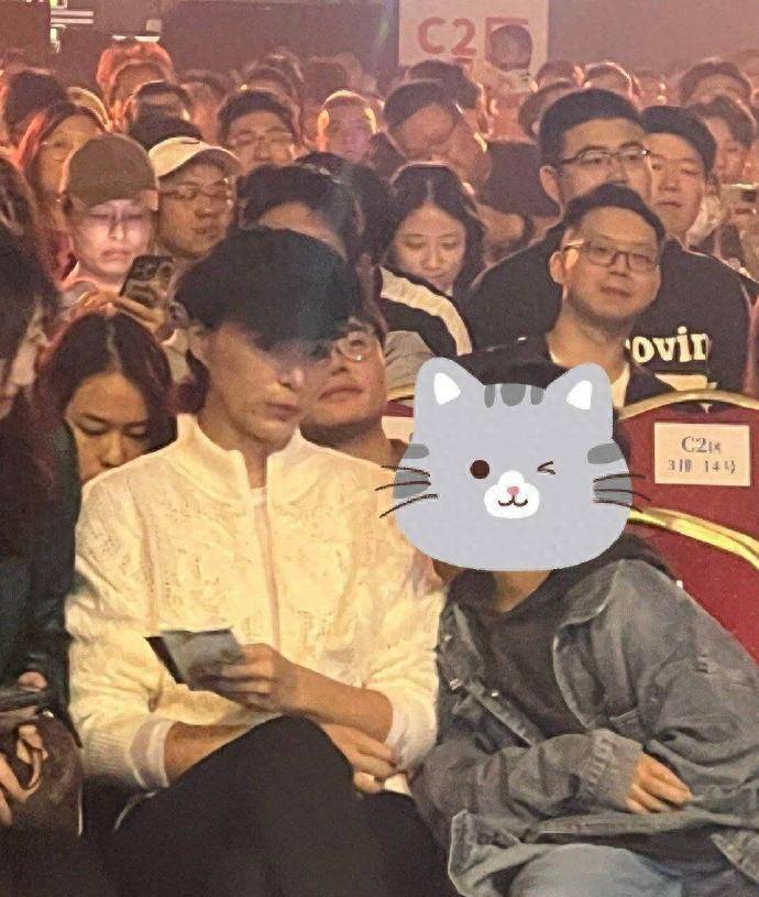 刘谦董卿时隔八年再同框，两人合影梦回春晚，董卿笑容优雅迷人-董卿和刘谦合作魔术是哪年春晚