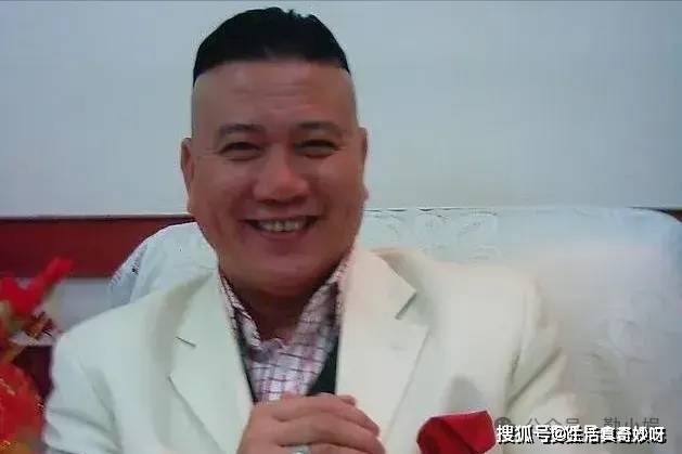 66岁万梓良定居湖南小县城!和小15岁空姐娇妻下馆子,夫妻秀恩爱!