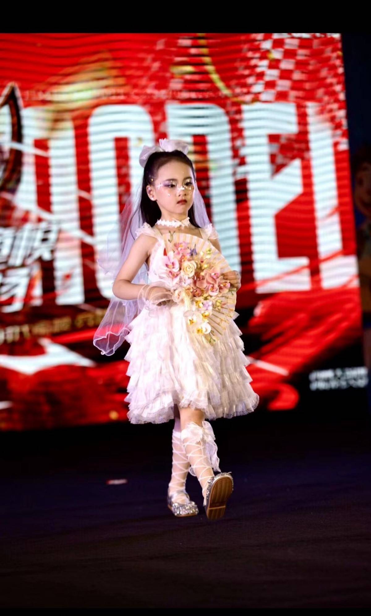 她的发型妆容都非常简约大方既展现了自己的个性又不失时尚感