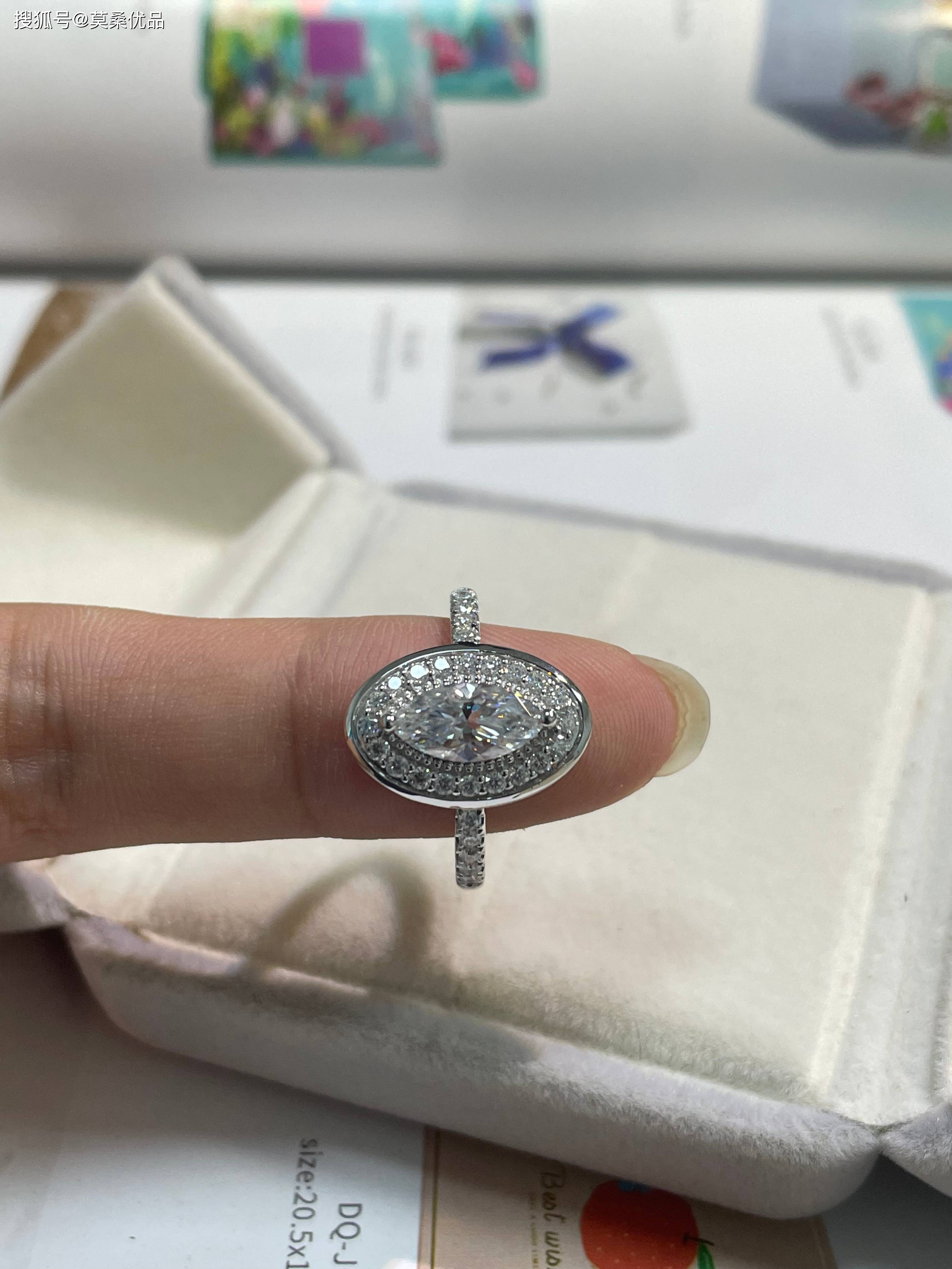 18k定制款一克拉马眼莫桑钻戒指:手型的完美修饰