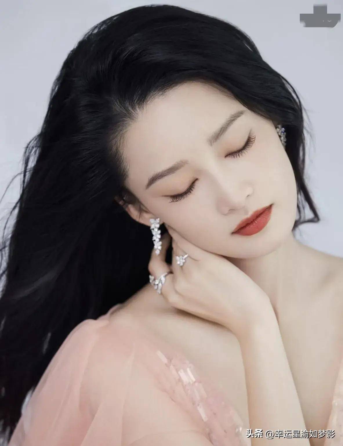 内娱新爆料? 赵丽颖 肖战 何炅杨幂 李沁 李现在 黄圣依