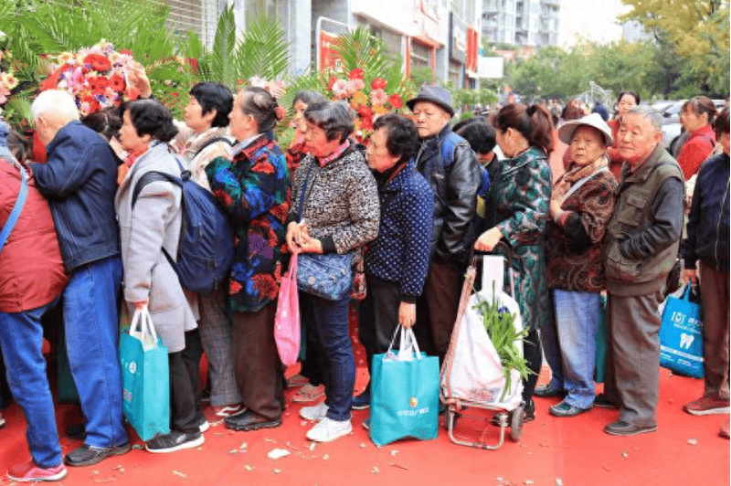 被挤倒身亡,责任究竟在谁_活动_促销_中老年人