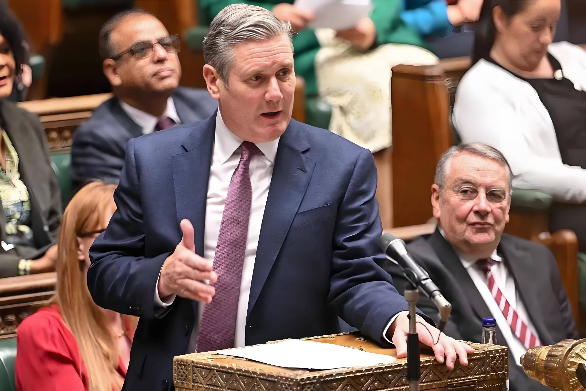 已经与英国右翼政治家奈杰尔·法拉奇和前首相鲍里斯·约翰逊关系密切