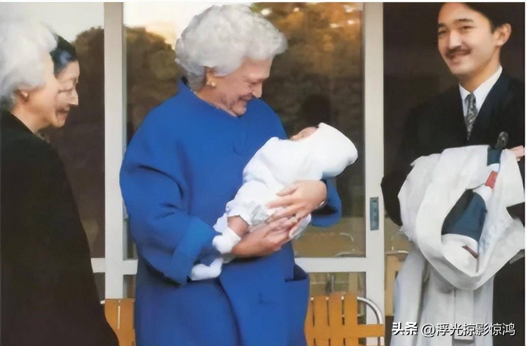 真子公主出生后十几天,恰逢时任美国第一夫人芭芭拉布什来访,抱着新生
